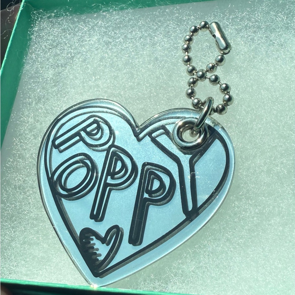 🖤 Coach Poppy Black Heart Mirror Hangtag – Collectible Bag Charm 🐱✨ - Picture 1 of 2